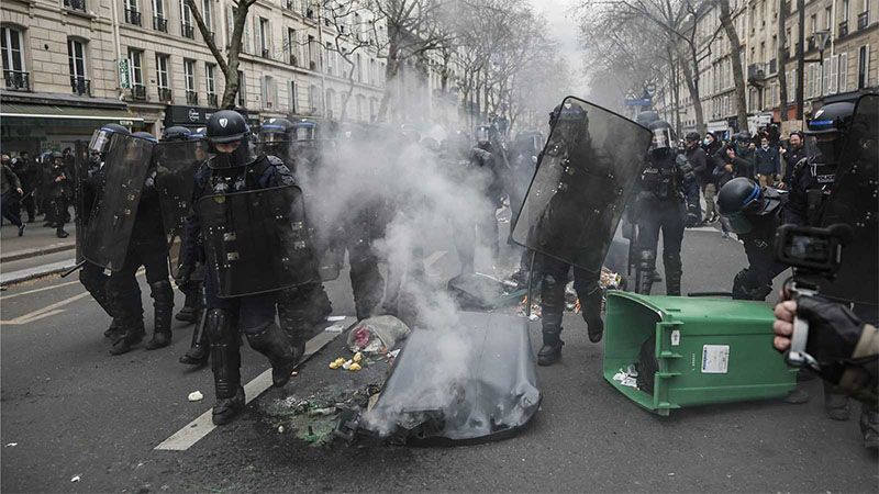 M&aacute;s de 200 detenidos y 175 polic&iacute;as heridos tras una nueva jornada de protestas en Francia