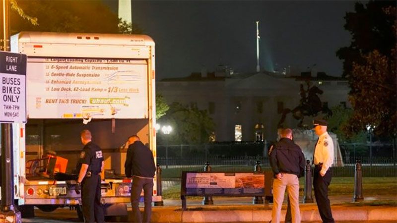 Detienen al conductor de un cami&oacute;n que se estrell&oacute; contra las vallas de la Casa Blanca