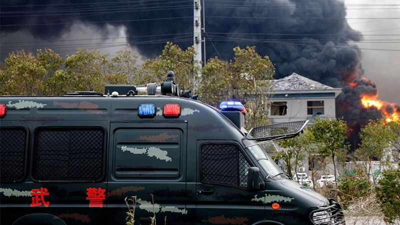 Explosi&oacute;n en planta qu&iacute;mica causa incendio y columna de humo negro en el centro de China