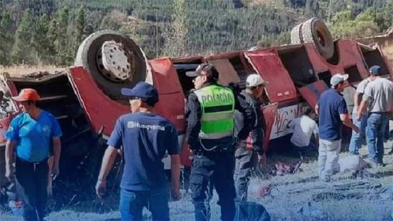 Mueren 24 personas por la ca&iacute;da de un autob&uacute;s a un abismo en Per&uacute;