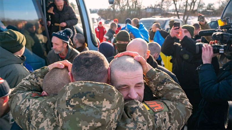 Rusia y Ucrania canjean cientos de prisioneros de guerra