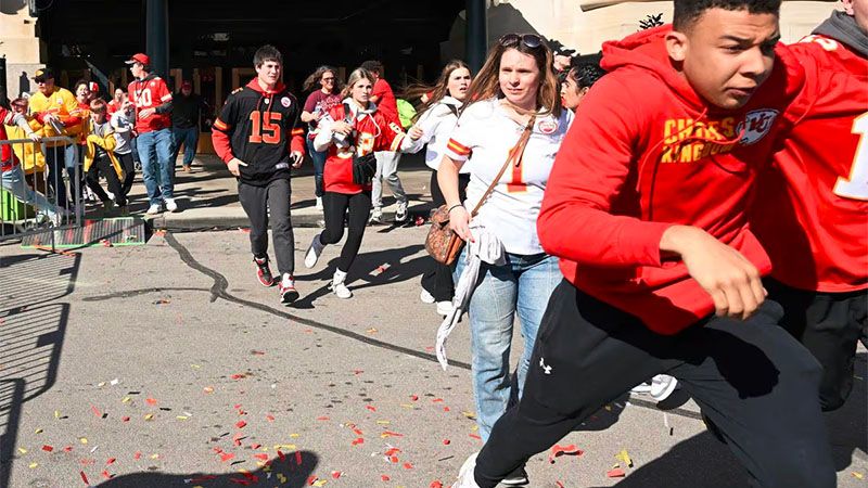 Un muerto y m&aacute;s de 20 heridos en tiroteo en el desfile del Super Bowl en EEUU