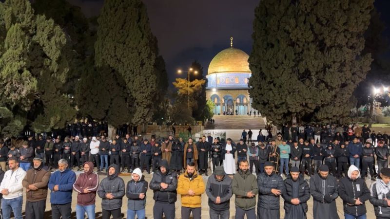 Miles de palestinos desaf&iacute;an las medidas israel&iacute;es y rezan en la Mezquita de Al-Aqsa