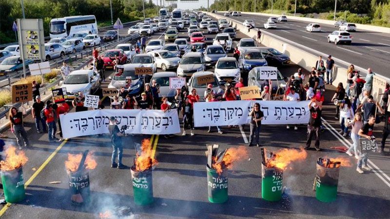 Manifestantes anti-Netanyahu bloquean autopista entre Tel Aviv y Al-Quds