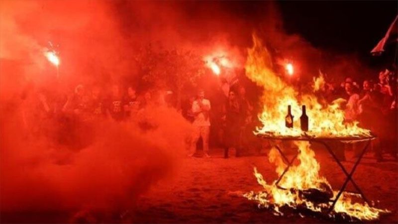 Manifestantes prenden fuego frente a la residencia de Netanyahu