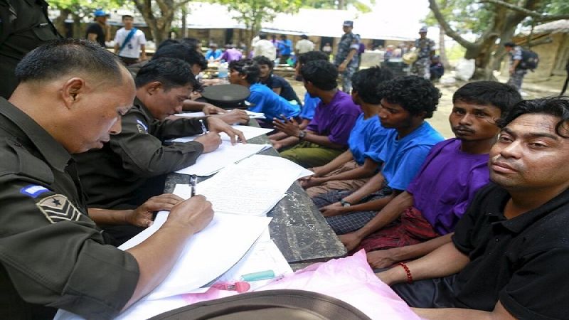 Bangladesh deporta a 300 militares birmanos que atravesaron la frontera durante los combates