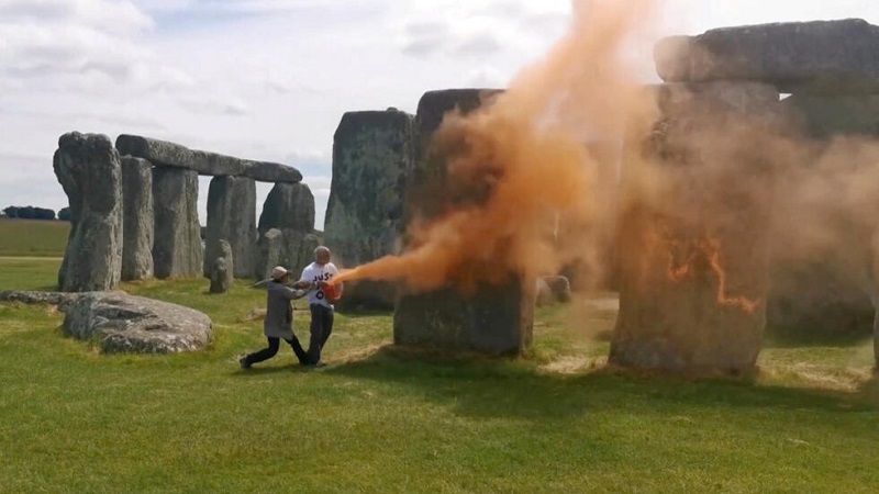 Activistas clim&aacute;ticos pintan de naranja al monumento Stonehenge
