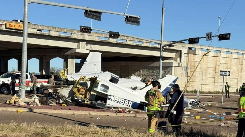 Heridas m&aacute;s de cuatro personas por estrellarse una avioneta contra varios veh&iacute;culos en una autov&iacute;a en Texas