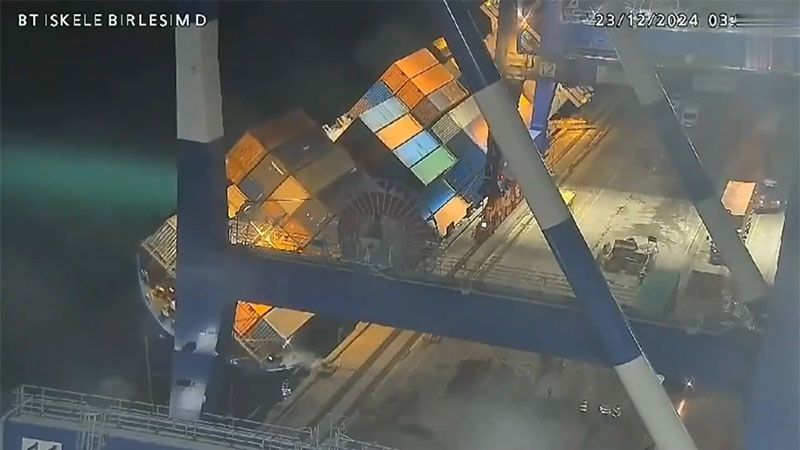 Un buque portacontenedores se hunde en un puerto de Turqu&iacute;a (v&iacute;deo)