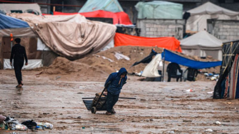 Las aguas de lluvia inundan las tiendas de desplazados en Gaza