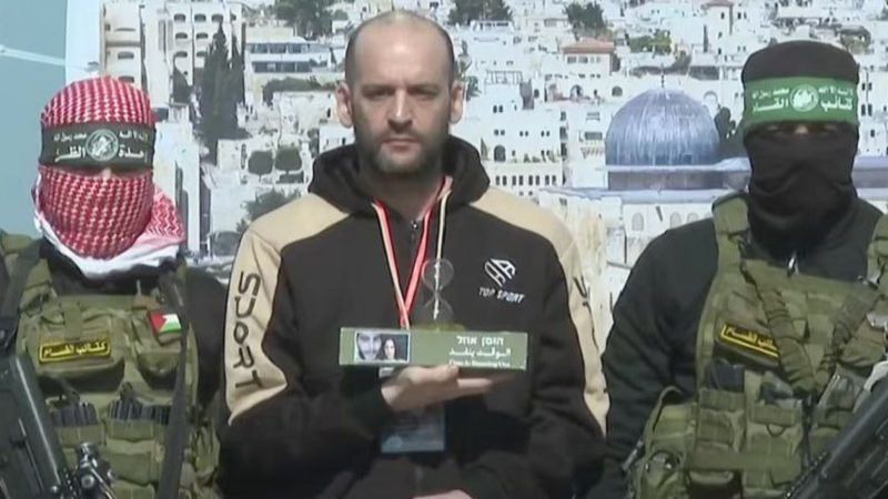 Ham&aacute;s entrega a los israel&iacute;es liberados un reloj de arena con la frase &ldquo;El tiempo se est&aacute; agotando&rdquo;