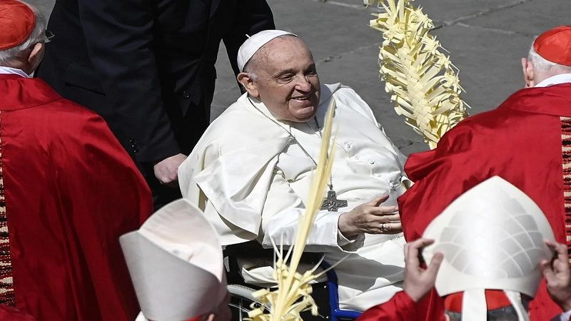 El Vaticano: El papa Francisco se encuentra en un estado cl&iacute;nico complejo