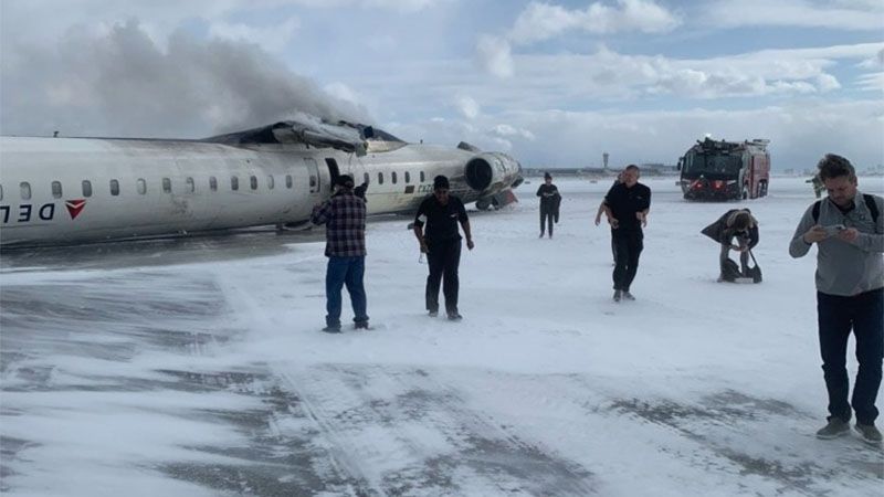 Canad&aacute; investiga las causas del aparatoso vuelco de un avi&oacute;n que dej&oacute; al menos 15 heridos