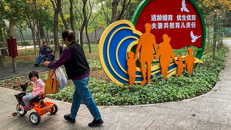 Proponen reducir a 18 la edad legal de matrimonio y libertad en n&uacute;mero de hijos en China