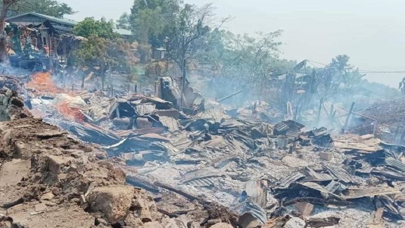 Mueren doce personas en nuevos ataques de la junta militar birmana en el oeste del pa&iacute;s