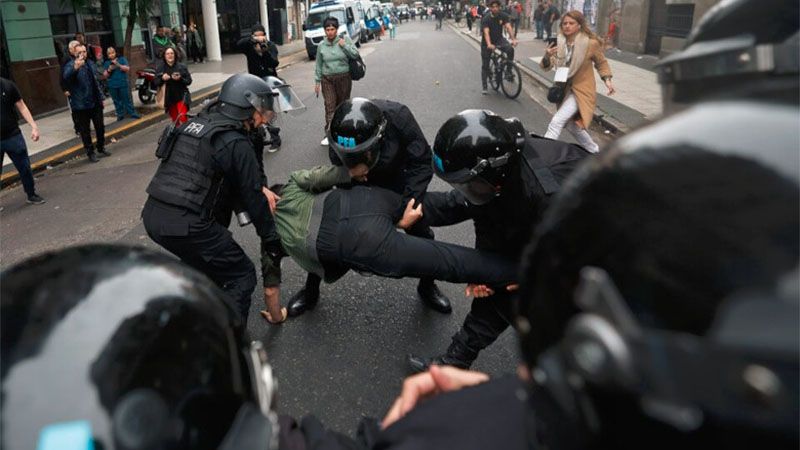 Fuerzas de seguridad arremeten contra manifestantes en Argentina