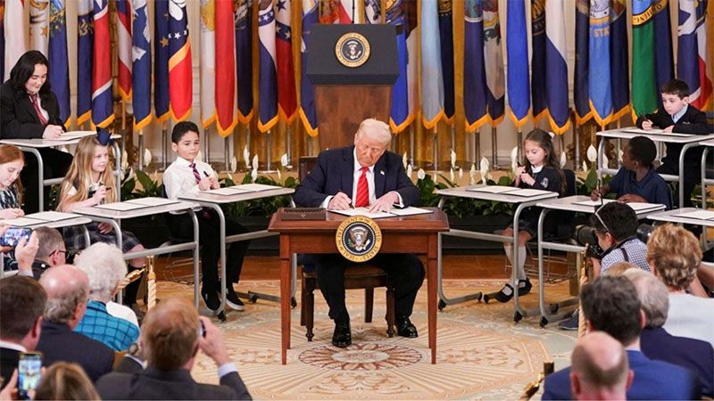 Trump decreta desmantelar el Departamento de Educaci&oacute;n
