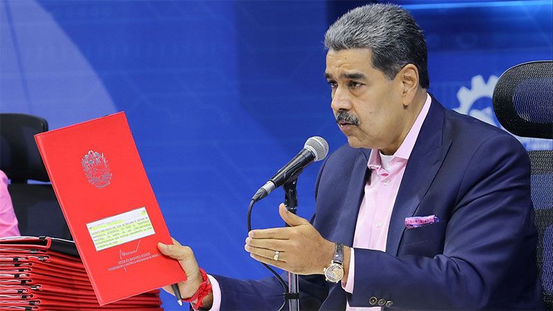 Maduro firma un decreto para &ldquo;defender&rdquo; la econom&iacute;a de Venezuela