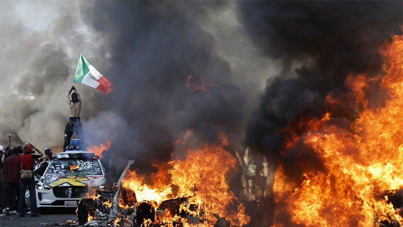 Manifestantes en Los &Aacute;ngeles responden con barricadas tras recibir gases y proyectiles