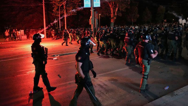 Serbia vive otra jornada de violentas protestas antigubernamentales