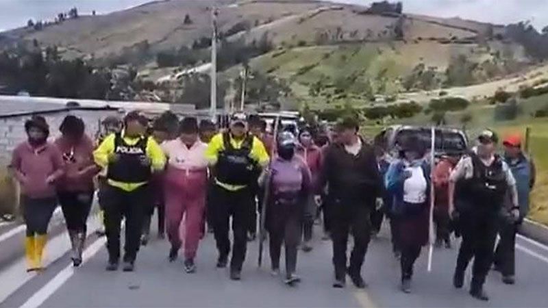 Ind&iacute;genas de Ecuador expulsan a polic&iacute;as de su comunidad y tres agentes siguen retenidos