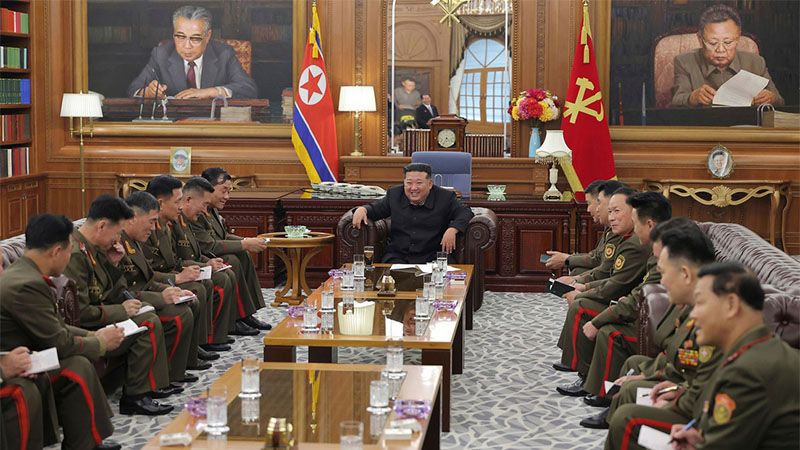 Kim Jong-un se re&uacute;ne con los comandantes que participaron en la liberaci&oacute;n de la provincia de Kursk