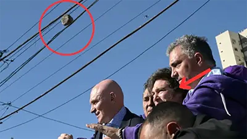 Milei es atacado con piedras en un acto de campa&ntilde;a en Argentina