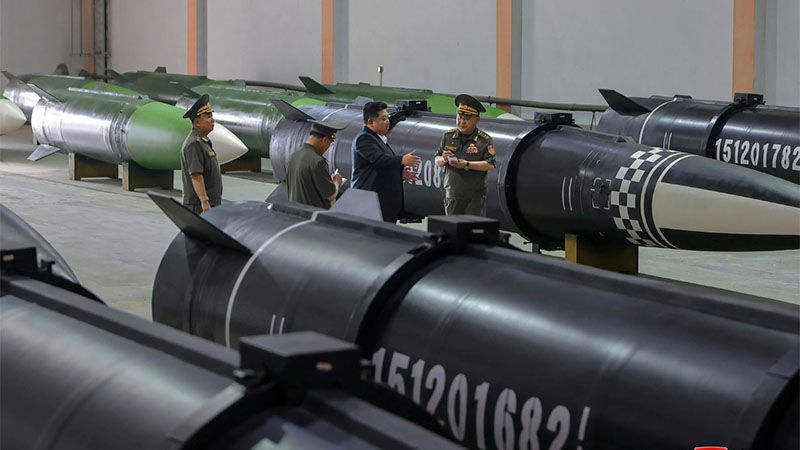 El l&iacute;der norcoreano inspecciona nuevos misiles antes de viajar a China