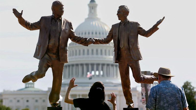 Una escultura sat&iacute;rica de Trump y Epstein aparece en el centro de Washington