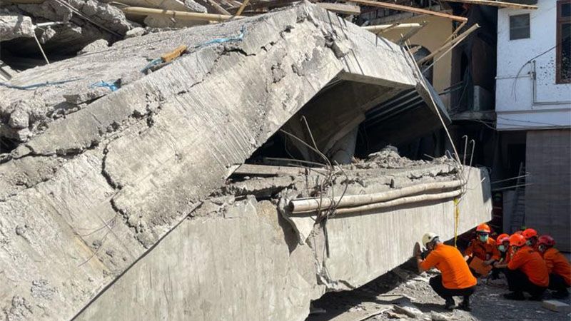 No hay se&ntilde;ales de vida de 59 personas bajo los escombros de la escuela derrumbada en Indonesia