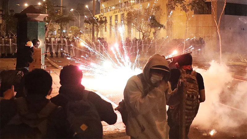 Un manifestante muerto y m&aacute;s de cien heridos durante multitudinaria protesta en Per&uacute;