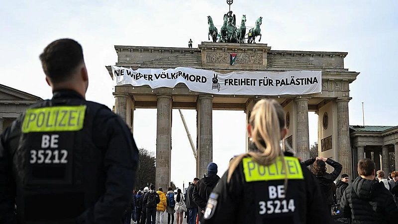Detenidas seis personas por colocar una pancarta en la Puerta de Brandenburgo en denuncia del genocidio en Gaza