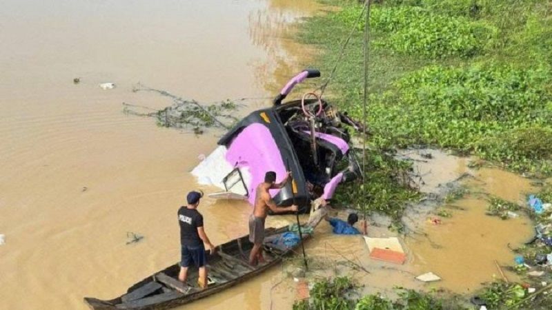 Mueren trece personas por la ca&iacute;da de un autob&uacute;s a un r&iacute;o en Camboya