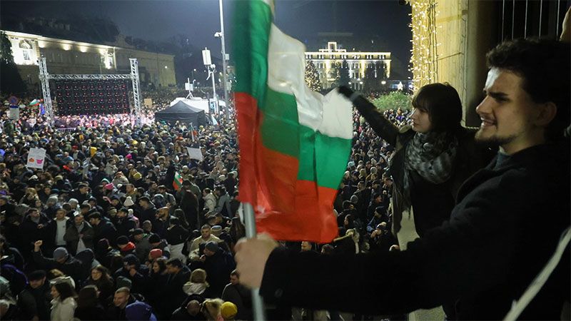 Dimite el Gobierno de Bulgaria tras protestas multitudinarias contra la corrupci&oacute;n
