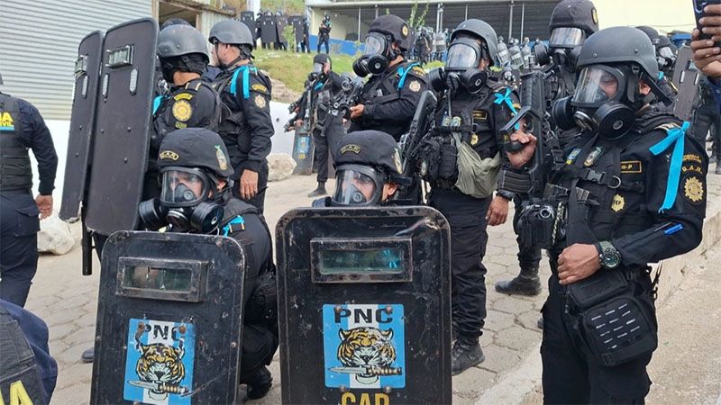 Presidente de Guatemala decreta estado de sitio tras asesinato de ocho polic&iacute;as