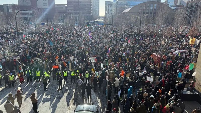 Masivas protestas contra violencia migratoria sacuden Estados Unidos