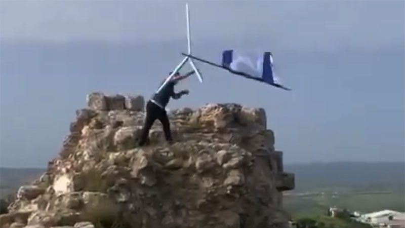 Arrancan y lanzan al suelo una bandera israel&iacute; colgada en un castillo liban&eacute;s (video)