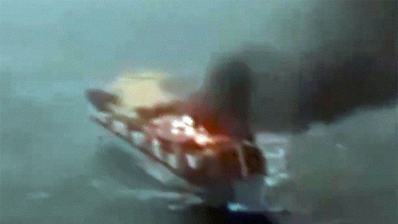 Dos misiles alcanzan un barco de EEUU tras ignorar advertencia iran&iacute;