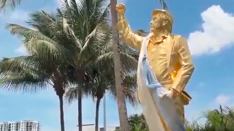 Un pastor defiende la bendici&oacute;n de una estatua dorada de Trump: No es un becerro de oro