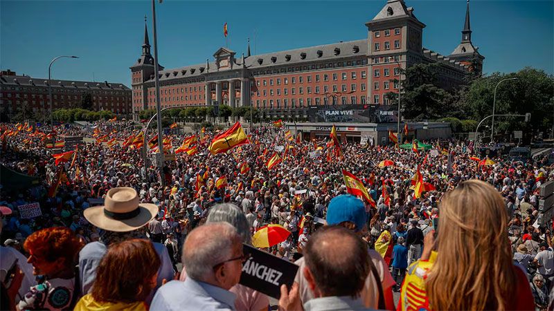 Manifestantes marchan en Madrid contra el presidente del Gobierno espa&ntilde;ol