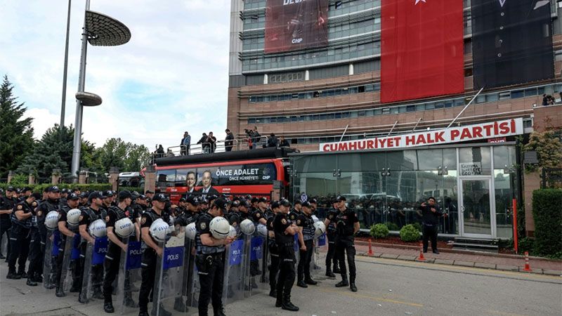La polic&iacute;a toma por la fuerza la sede del principal partido de oposici&oacute;n en Turqu&iacute;a