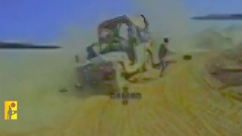 Soldados israel&iacute;es salen corriendo de su veh&iacute;culo ante un dron de Hezbol&aacute; (video)