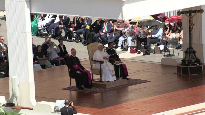 El papa celebra el acuerdo EEUU-Ir&aacute;n y pide di&aacute;logo en Ucrania