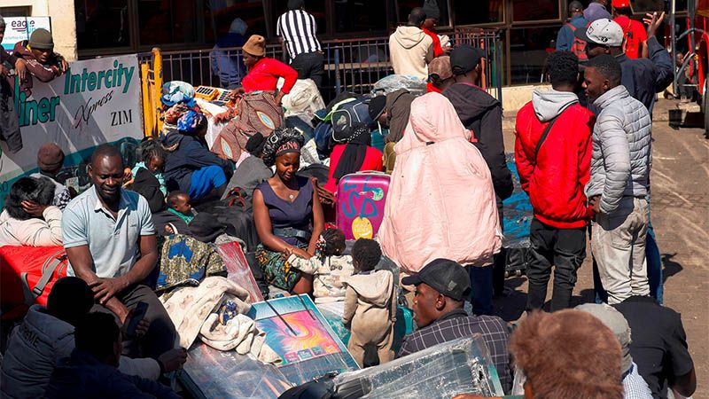 M&aacute;s de 56.000 zimbabuenses vuelven a su pa&iacute;s huyendo de los ataques xen&oacute;fobos en Sud&aacute;frica
