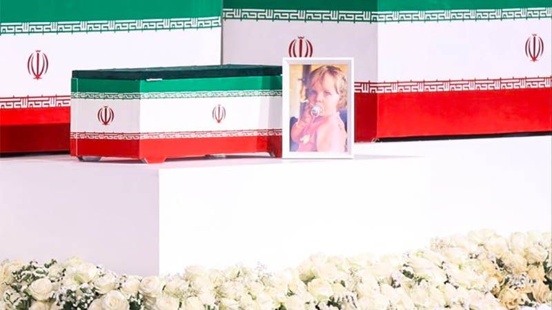 Desgarradoras im&aacute;genes del peque&ntilde;o ata&uacute;d de la nieta de 3 a&ntilde;os de Ali Jamenei
