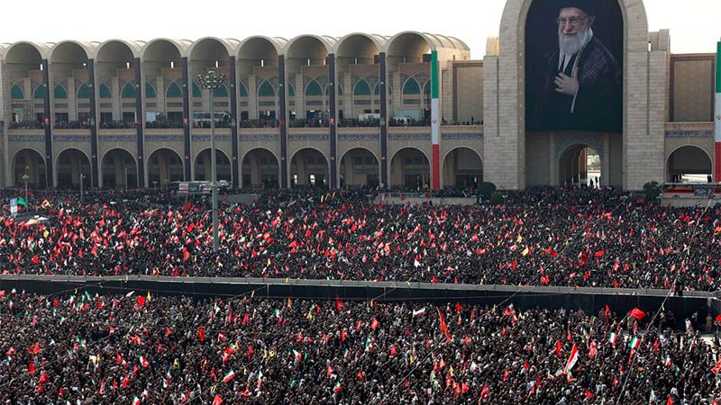 Multitudinaria despedida al L&iacute;der M&aacute;rtir Ali Jamenei en una mezquita de Teher&aacute;n