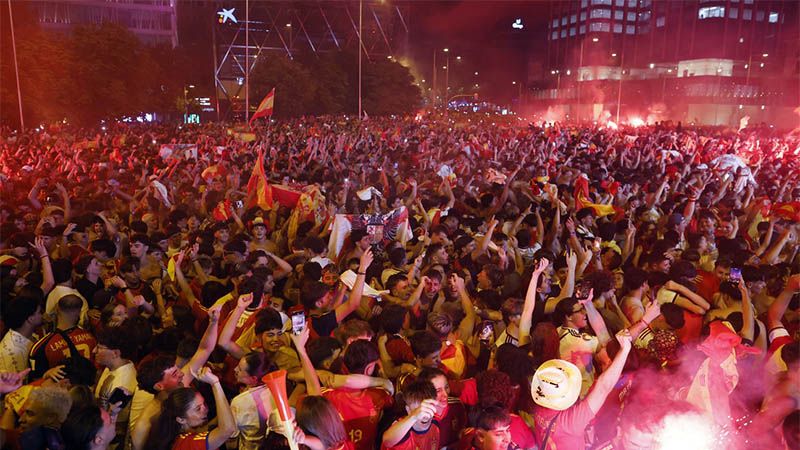 Los espa&ntilde;oles celebran la victoria de su selecci&oacute;n tras ganar el Mundial (video)