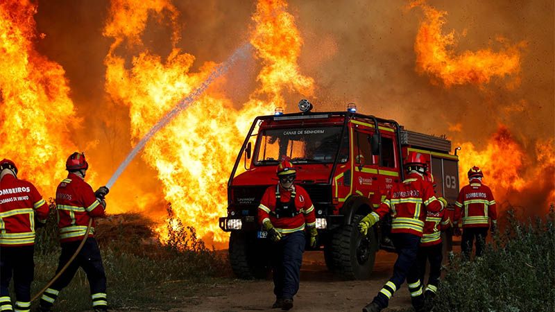 Los bomberos luchan contra los incendios forestales en Grecia por segunda semana