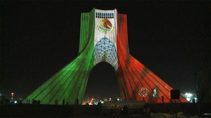 La Torre Azadi de Teher&aacute;n luce los colores de la bandera de M&eacute;xico