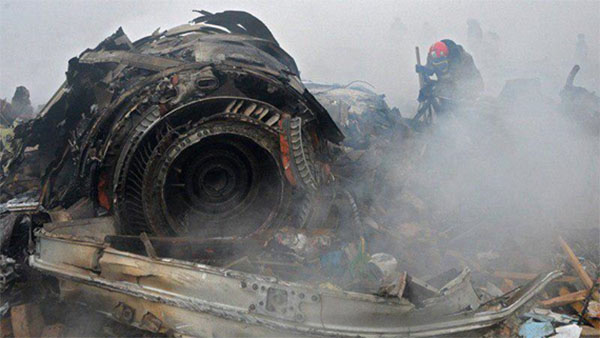 Primeras im&aacute;genes del avi&oacute;n iran&iacute; siniestrado cerca de Teher&aacute;n